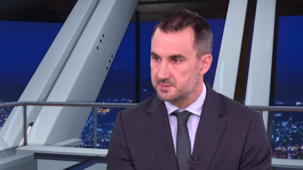 Αλέξης Χαρίτσης: «Ο Στέφανος Κασσελάκης δεν μπορεί να κερδίσει τον Μητσοτάκη»