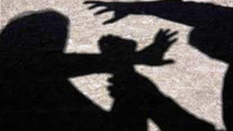 Πατέρας και γιος πιάστηκαν στα χέρια - Ο πρώτος πήγε να χτυπήσει την εν διαστάσει σύζυγό του