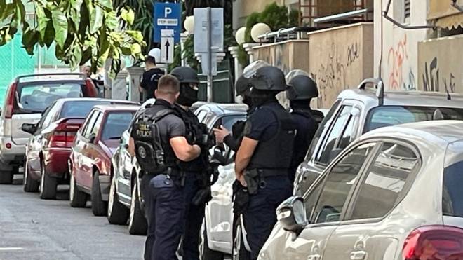 Ζωγράφου: Συνελήφθη ο ένοπλος που ταμπουρώθηκε στο διαμέρισμά του και πυροβολούσε στον αέρα (ΝΕΟΤΕΡΑ)