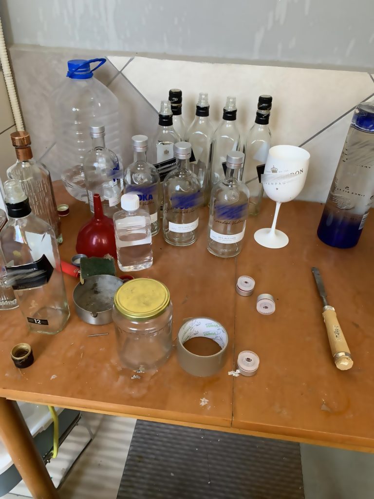 ΣΔΟΕ: Εντόπισαν τέσσερις χώρους παράνομης εμφιάλωσης νοθευμένων ποτών - Συνελήφθησαν 2 άτομα