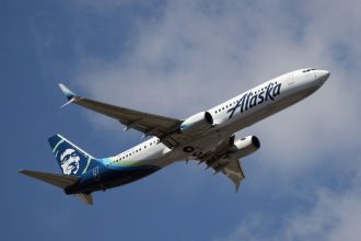 Επιβάτης σε πτήση της Alaska Airlines επιχείρησε να απενεργοποιήσει τους κινητήρες