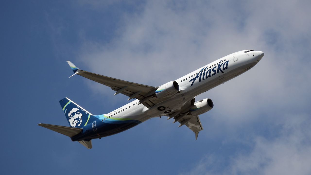 Επιβάτης σε πτήση της Alaska Airlines επιχείρησε να απενεργοποιήσει τους κινητήρες