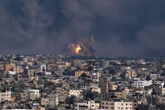 Αισιοδοξία μετά την απελευθέρωση δύο ομήρων από τη Χαμάς – Θρίλερ με ακόμη 50 – Τρία μέτωπα ανοικτά για το Ισραήλ