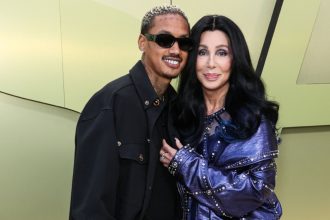 Σερ: «Ποτέ δεν είναι αργά» να βρεις τον έρωτα - Τι αποκαλύπτει για τον 37χρονο σύντροφό της