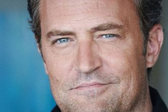 Matthew Perry: Θρήνος για τον ξαφνικό θάνατό του Τσάντλερ – Η πορεία προς την κορυφή και η τεράστια επιτυχία με τα «Φιλαράκια»