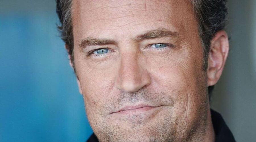 Matthew Perry: Θρήνος για τον ξαφνικό θάνατό του Τσάντλερ – Η πορεία προς την κορυφή και η τεράστια επιτυχία με τα «Φιλαράκια»