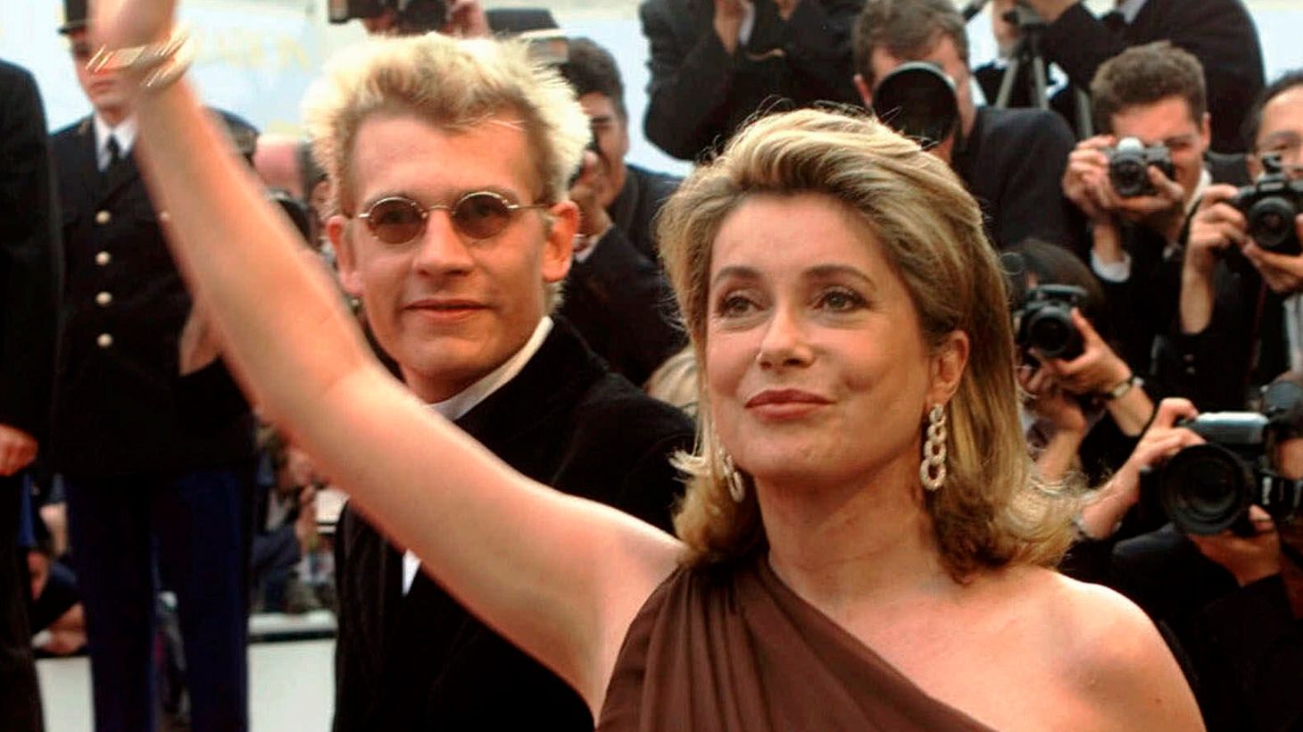 Κατρίν Ντενέβ: Η μούσα του Ιβ Σεν Λοράν και του Καρτιέ γιορτάζει τα 80 της χρόνια