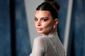 Τα παθιασμένα φιλιά της Έμιλι Ραταϊκόφσκι με τον ηθοποιό Stephane Bak