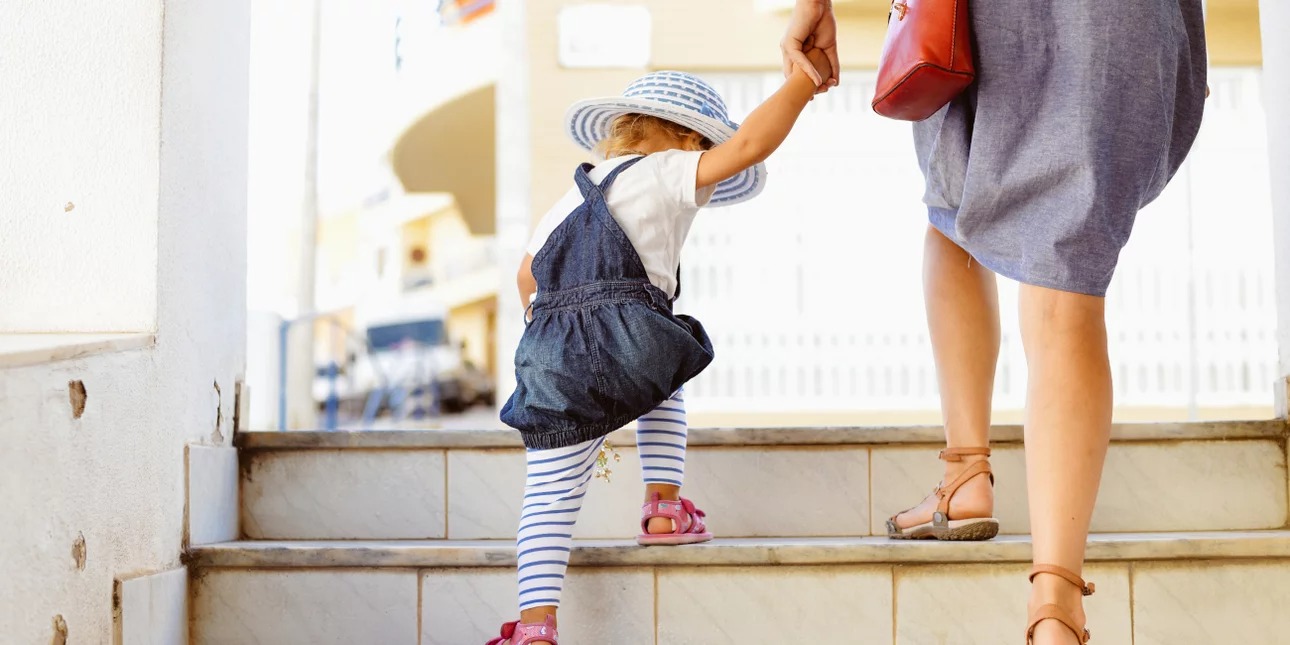 «Νταντάδες της γειτονιάς»: Στα 500 ευρώ αυξάνεται το μηνιαίο voucher