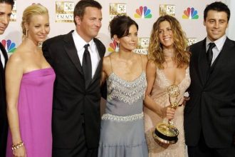 Matthew Perry: «Τα Φιλαράκια» έσπασαν τη σιωπή τους – «Ήμασταν κάτι περισσότερο από συμπρωταγωνιστές, είμαστε οικογένεια»