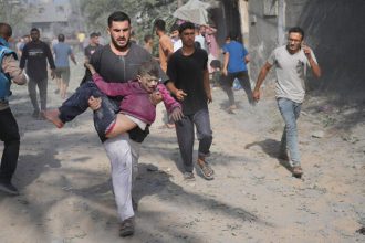 Εικόνες τρόμου: Καρέ καρέ η στιγμή που βομβαρδίζεται σχολείο του ΟΗΕ στην Γάζα - Πάνω από 4.500 οι νεκροί στην Παλαιστίνη