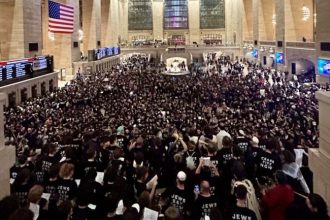 Νέα Υόρκη: Εβραίοι διαδηλωτές απέκλεισαν τον σταθμό Γκραντ Σέντραλ και ζητούν κατάπαυση πυρός στη Γάζα