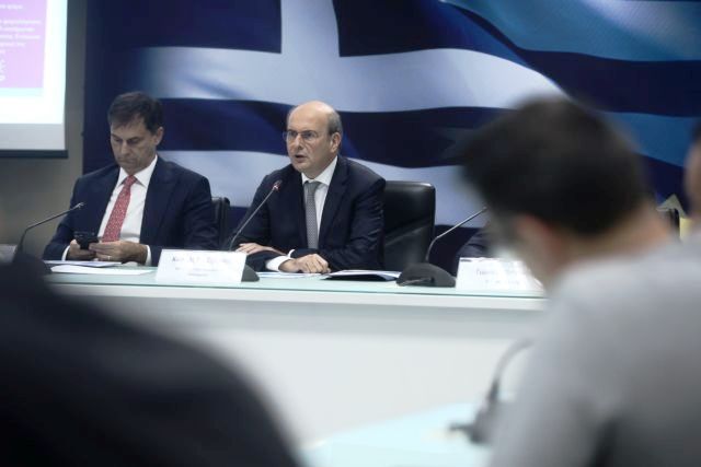 Φορολογικό νομοσχέδιο: 5 άξονες για τη φοροδιαφυγή - Περιορισμοί στα μετρητά, σε προπληρωμένες κάρτες τα επιδόματα