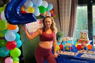 Κατερίνα Στικούδη: Ποζάρει με φουσκωμένη κοιλίτσα στα γενέθλια του γιου της