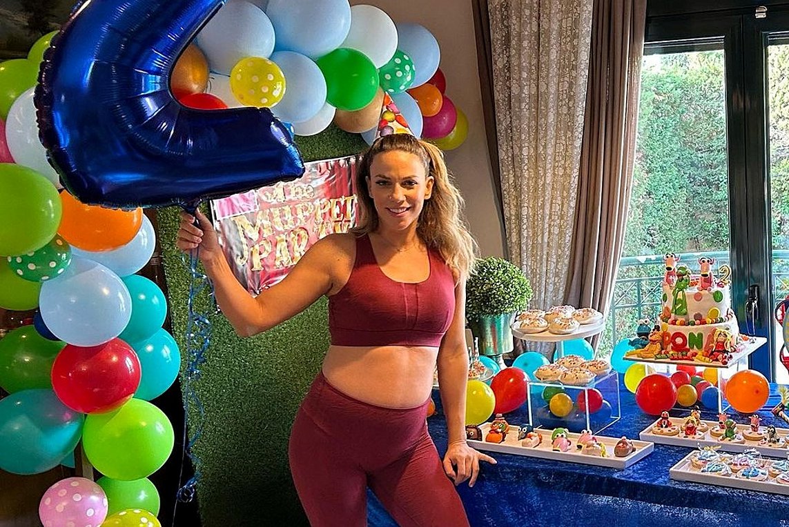 Κατερίνα Στικούδη: Ποζάρει με φουσκωμένη κοιλίτσα στα γενέθλια του γιου της