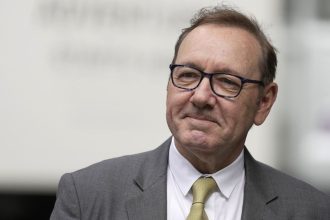 Kevin Spacey: Εσπευσμένα στο νοσοκομείο ο ηθοποιός – Φόβοι ότι πάθαινε καρδιακή προσβολή