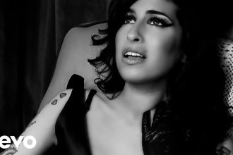 Πάνω από ένα δις προβολές για το «Back to Black» στο YouTube