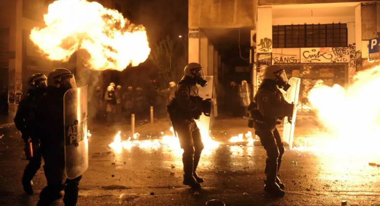 Επιθέσεις με μολότοφ εναντίον αστυνομικών