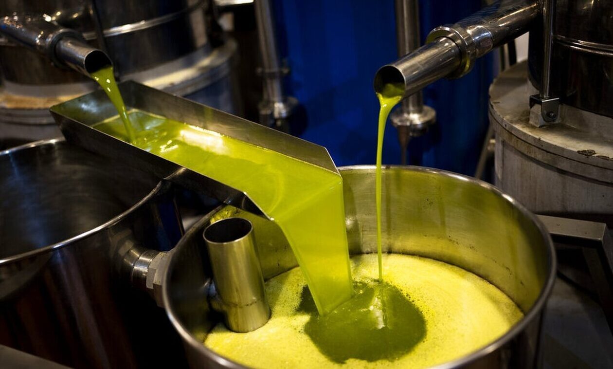 «Ζαλίζουν» οι τιμές για το ελαιόλαδο - Προβλέψεις ακόμα και για 15 ευρώ το λίτρο