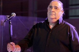 Ξανά στο νοσοκομείο ο Βασίλης Καρράς - «Ελπίζουμε σε ένα θαύμα»