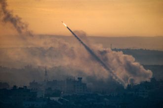 Πόλεμος στο Ισραήλ: Ήχησαν και πάλι οι σειρήνες στο Τελ Αβίβ - Ένταση και στα σύνορα με Λίβανο - ΒΙΝΤΕΟ-ΦΩΤΟ