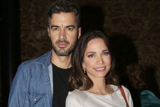 Γιάννης Τσιμιτσέλης - Κατερίνα Γερονικολού: Αγκαλιά στη πρεμιέρα της νέας παράστασης του ηθοποιού