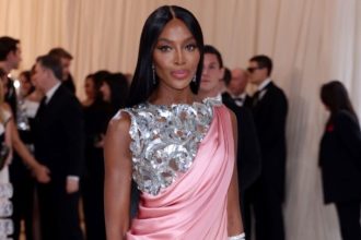 H Ναόμι Κάμπελ γιορτάζει με έκθεση στο V&A τα 40 χρόνια στον χώρο της μόδας