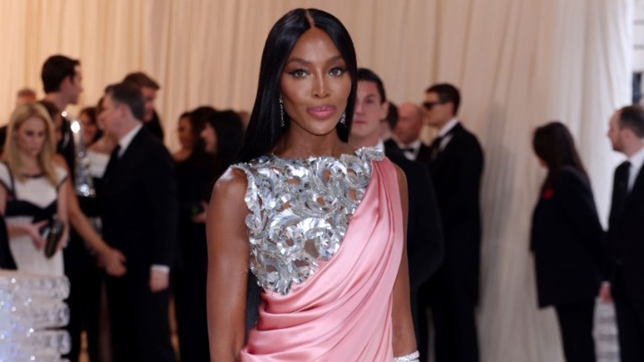 H Ναόμι Κάμπελ γιορτάζει με έκθεση στο V&A τα 40 χρόνια στον χώρο της μόδας