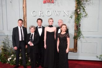 «The Crown»: Oι πρώτες εικόνες από τα νέα επεισόδια της έκτης σεζόν