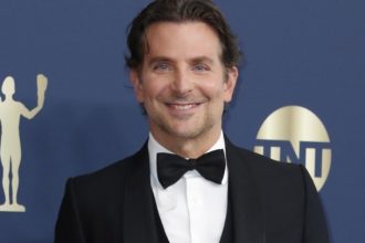 Μ. Κούπερ και Κ. Μάλιγκαν: Οι δυνατές ερμηνείες τoυς ξεχωρίζουν στο 2ο τρέιλερ του «Maestro»