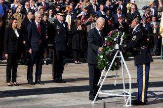 Τζο Μπάιντεν: Τι συμβαίνει με την υγεία του; Χρειάστηκε βοήθεια από φρουρό σε τελετή κατάθεσης στεφάνου