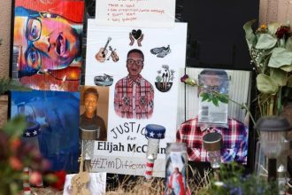 ΗΠΑ: Αθώος κρίθηκε αστυνομικός για τον θάνατο του Ελάιτζα Μακλέιν