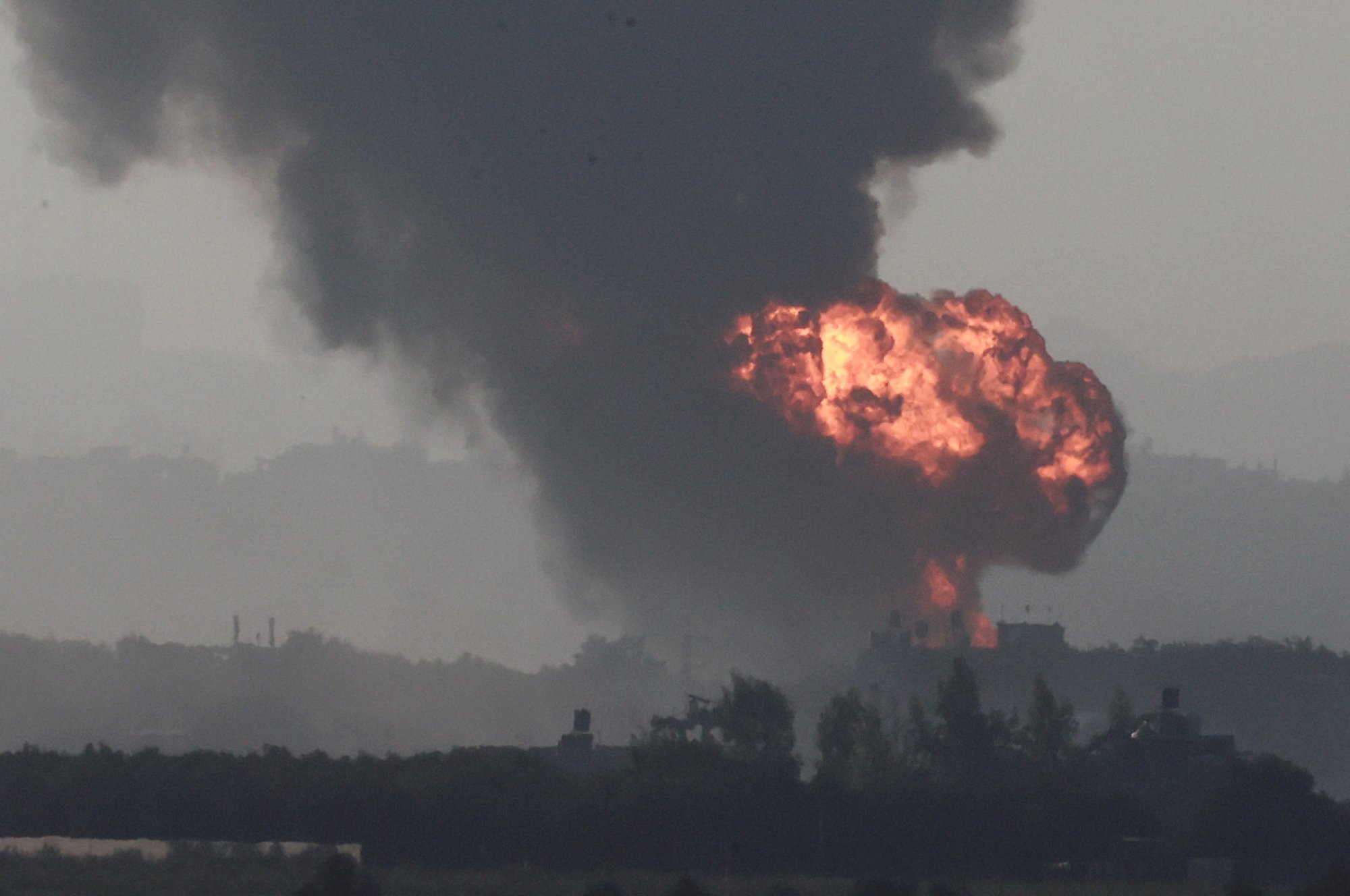 Η σφαγή στη Γάζα συνεχίζεται, ολονύχτιοι βομβαρδισμοί – Ακήρυχτος πόλεμος και στη Δυτική Όχθη