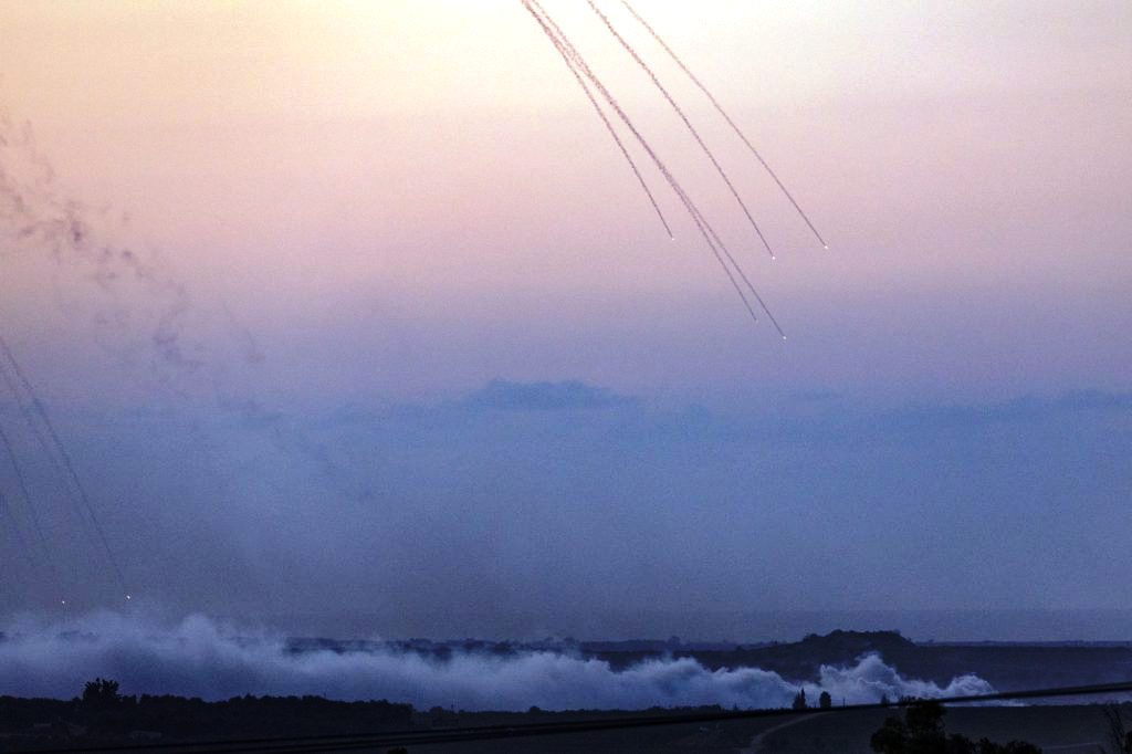 Σκληρές μάχες γύρω από το νοσοκομείο Αλ Σίφα στη Γάζα: «Σκάβουμε λάκκους για τους νεκρούς με τα χέρια μας»