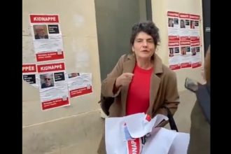 Γαλλία: Διοικητική έρευνα για πρώην υπάλληλο του ΥΠΕΞ που έσκισε αφίσες ομήρων της Χαμάς