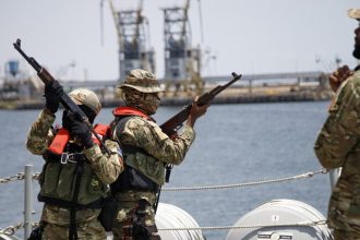 Σε Σομαλούς πειρατές αποδίδουν οι ΗΠΑ την επίθεση σε δεξαμενόπλοιο ανοιχτά της Υεμένης