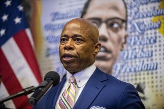 Το FBI κατέσχεσε τα τηλέφωνα του δημάρχου της Νέας Υόρκης Έρικ Άνταμς για διαφθορά από την Τουρκία