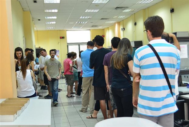 Η ανεργία έπεσε κάτω από το 10% τον Οκτώβριο