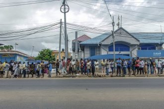 Σιέρα Λεόνε: Απαγόρευση κυκλοφορίας σε όλη τη χώρα μετά την επίθεση ενόπλων εναντίον στρατοπέδων