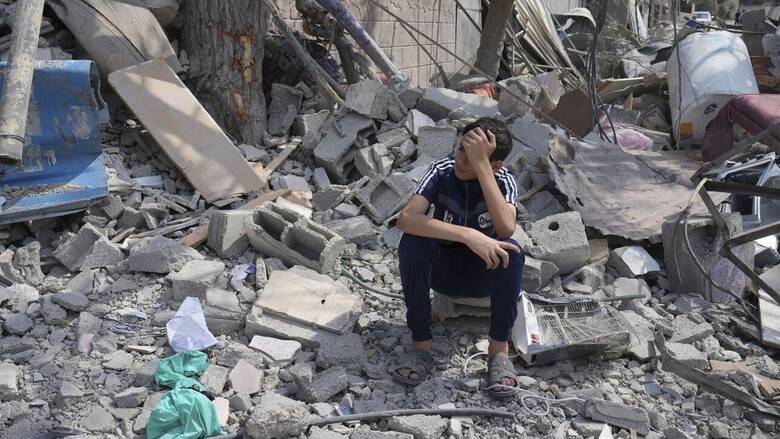 Γάζα: «Χτυπήθηκε» σχολείο-καταφύγιο που φιλοξενούσε χιλιάδες εκτοπισμένους