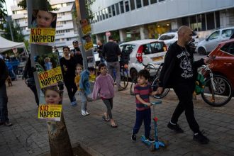 Πόλεμος στο Ισραήλ: Ξεκίνησε η απελευθέρωση ομήρων της Χαμάς