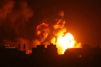 Νέα εφιαλτική νύχτα με φονικούς βομβαρδισμούς στη Γάζα - Ξεπέρασαν τους 9.700 οι νεκροί