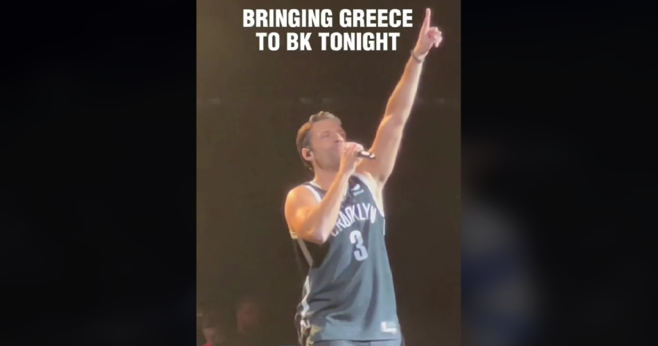 Ο Κωνσταντίνος Αργυρός έγινε ο πρώτος Έλληνας καλλιτέχνης που τραγούδησε στο θρυλικό «Barclays Center»