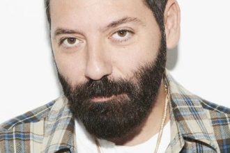 Πέθανε στα 46 του ο καλλιτεχνικός διευθυντής του οίκου Moschino, Davide Renne