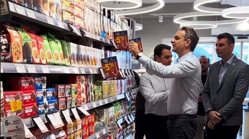 Αυτοψία Μητσοτάκη σε σούπερ μάρκετ για τα ταμπελάκια της μόνιμης μείωσης 5%