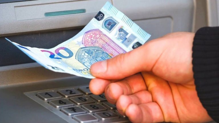 Με προπληρωμένη κάρτα τα επιδόματα - Ποια εξαιρούνται