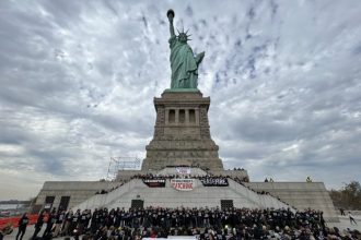 Νέα Υόρκη: Εβραίοι ακτιβιστές έκαναν κατάληψη στο Άγαλμα της Ελευθερίας για «κατάπαυση του πυρός τώρα»