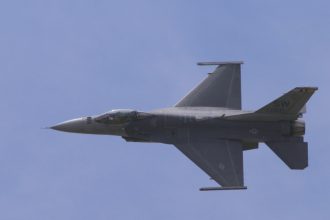 Ολλανδία: Έστειλε τα πρώτα F-16 στη Ρουμανία για την εκπαίδευση Ουκρανών πιλότων