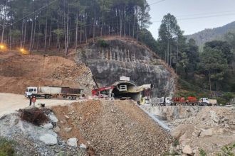 Ινδία: Νέες προσπάθειες για τον απεγκλωβισμό 41 εργατών - Παγιδευμένοι επί δύο εβδομάδες κάτω από γκρεμισμένη σήραγγα