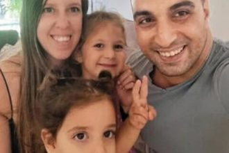 Πατέρας ομήρων που απελευθερώθηκαν από τη Χαμάς: «Δεν θα γιορτάσω μέχρι να αφεθούν ελεύθεροι όλοι»